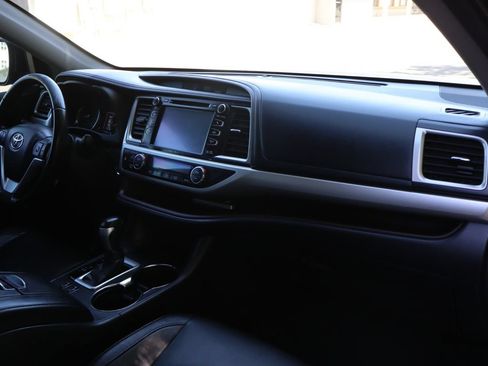 Used 2015 Toyota Highlander XLE FWD image 17