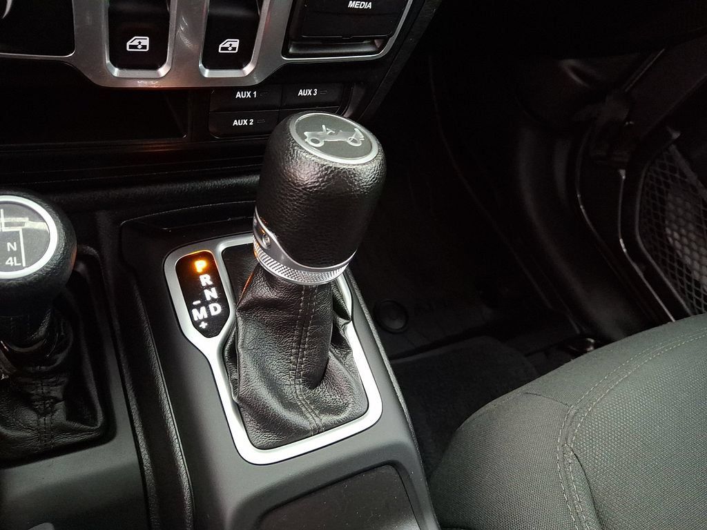 Used 2018 Jeep Wrangler Sport AWD/4WD image 12
