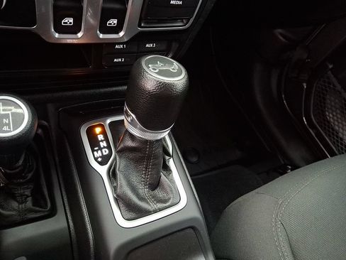 Used 2018 Jeep Wrangler Sport AWD/4WD image 12