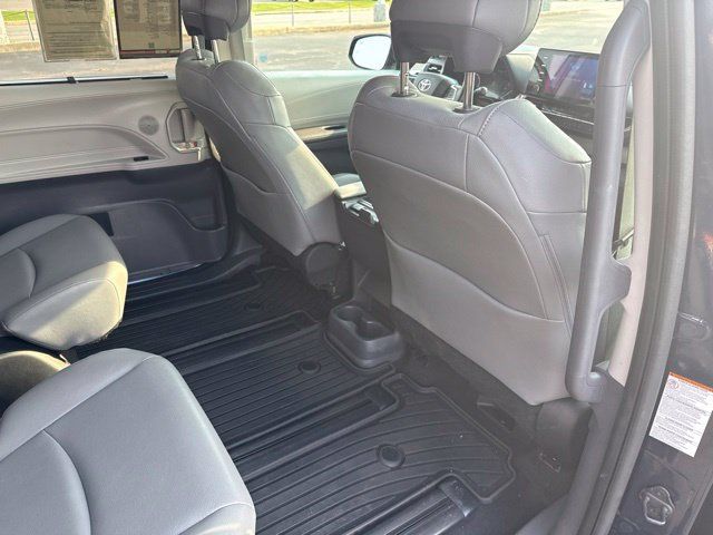 Used 2023 Toyota Sienna XLE FWD image 17