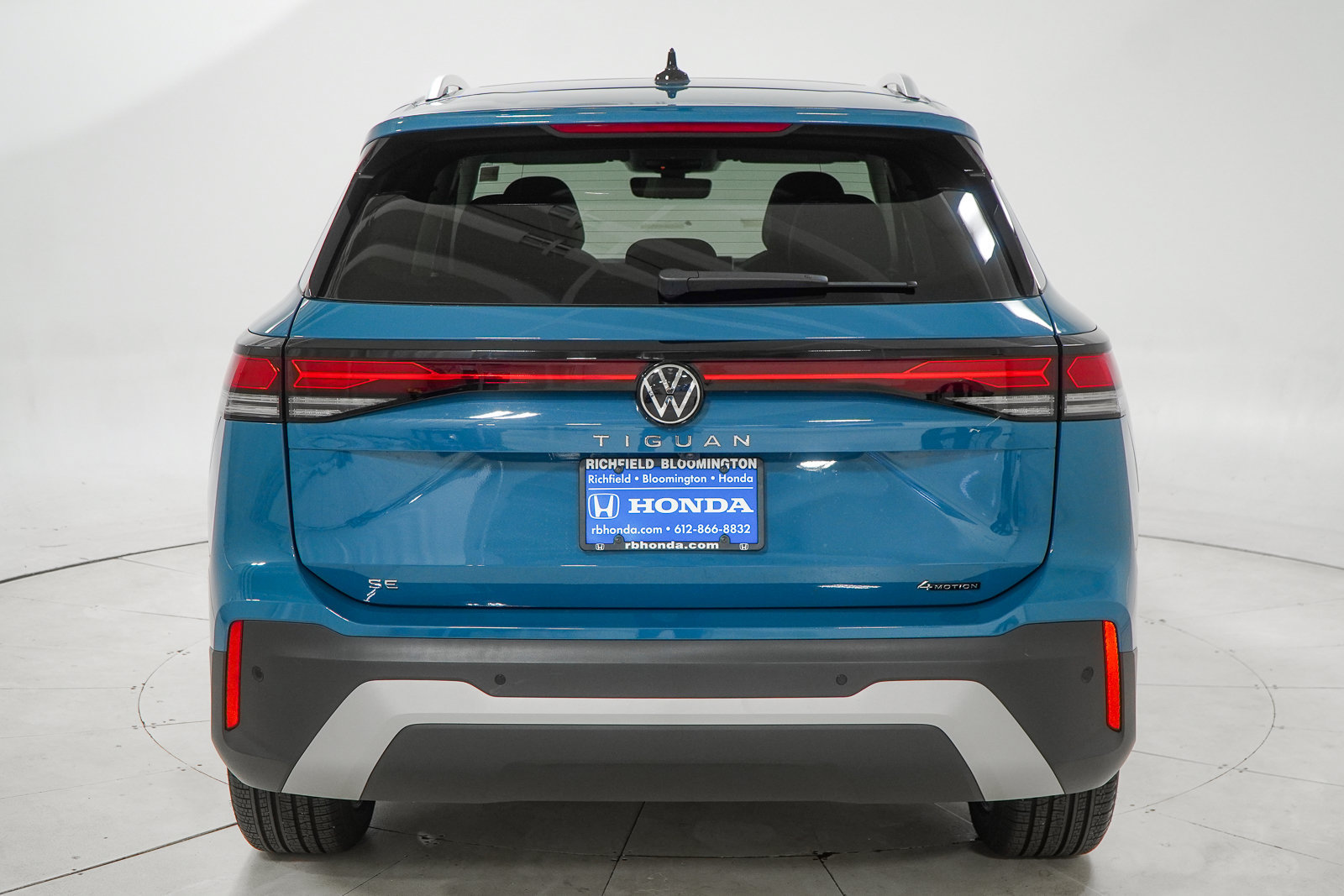 Used 2025 Volkswagen Tiguan SE AWD/4WD image 8