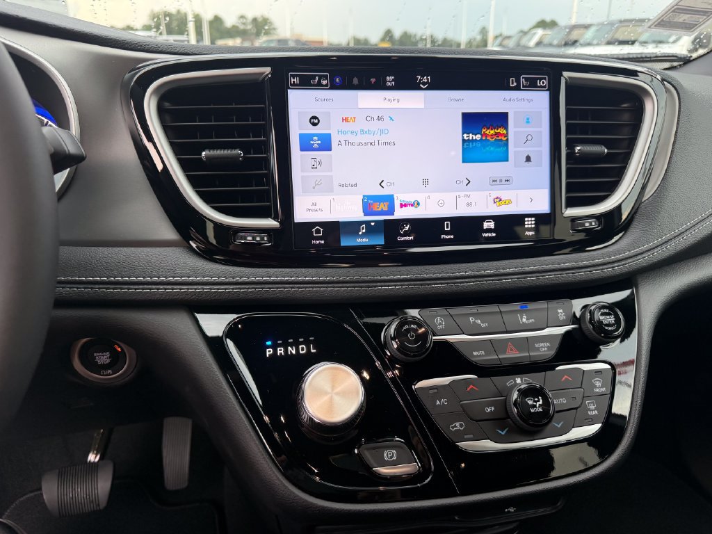 New 2027 Chrysler Pacifica Select FWD image 10