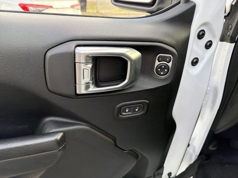 Used 2023 Jeep Gladiator Mojave w/ Cold Weather Group image 16