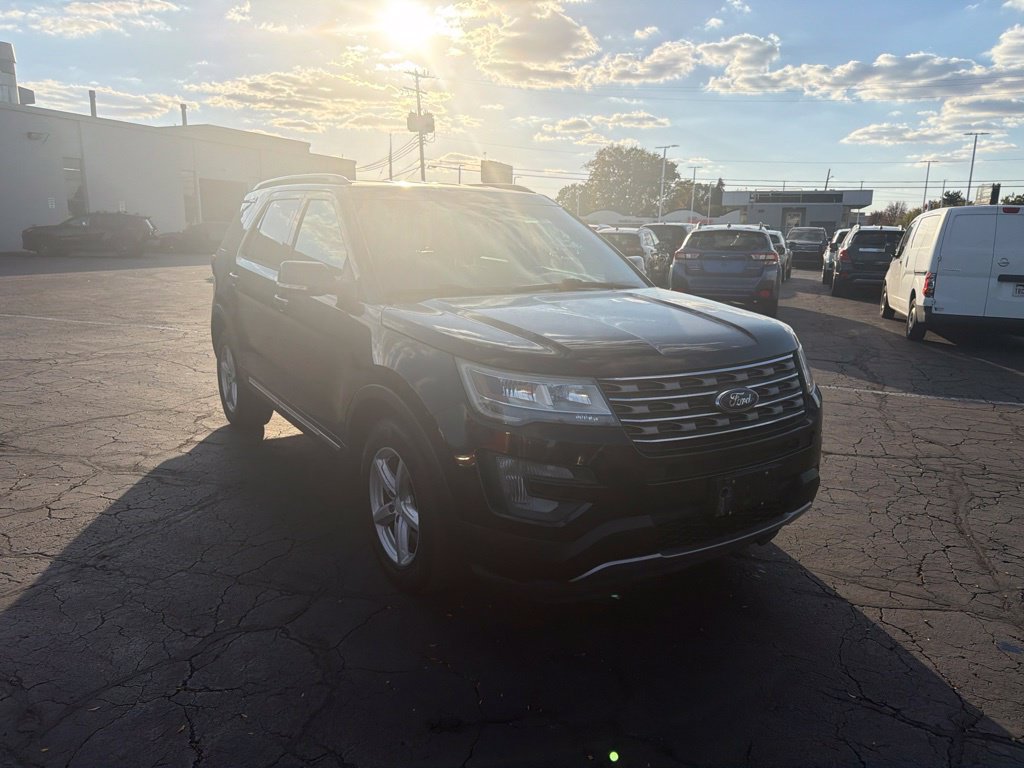 Used 2016 Ford Explorer XLT w/ Equipment Group 202A AWD/4WD image 4