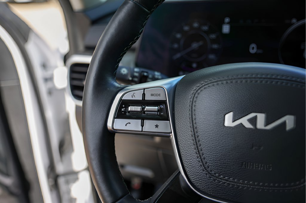 Used 2025 Kia Telluride SX w/ SX Captain's Chair Package AWD/4WD image 16