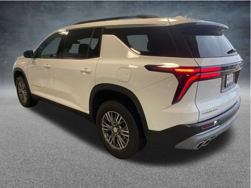 Used 2025 Chevrolet Traverse LT FWD image 4