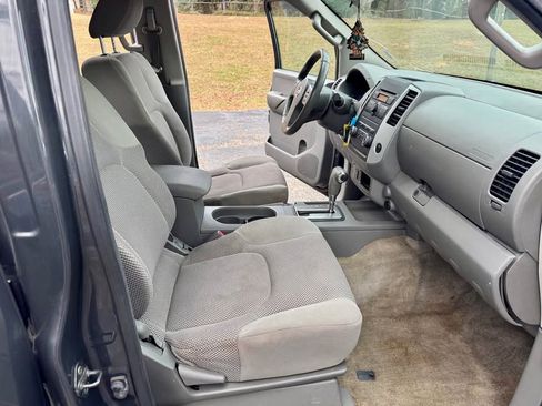 Used 2012 Nissan Frontier SV image 6