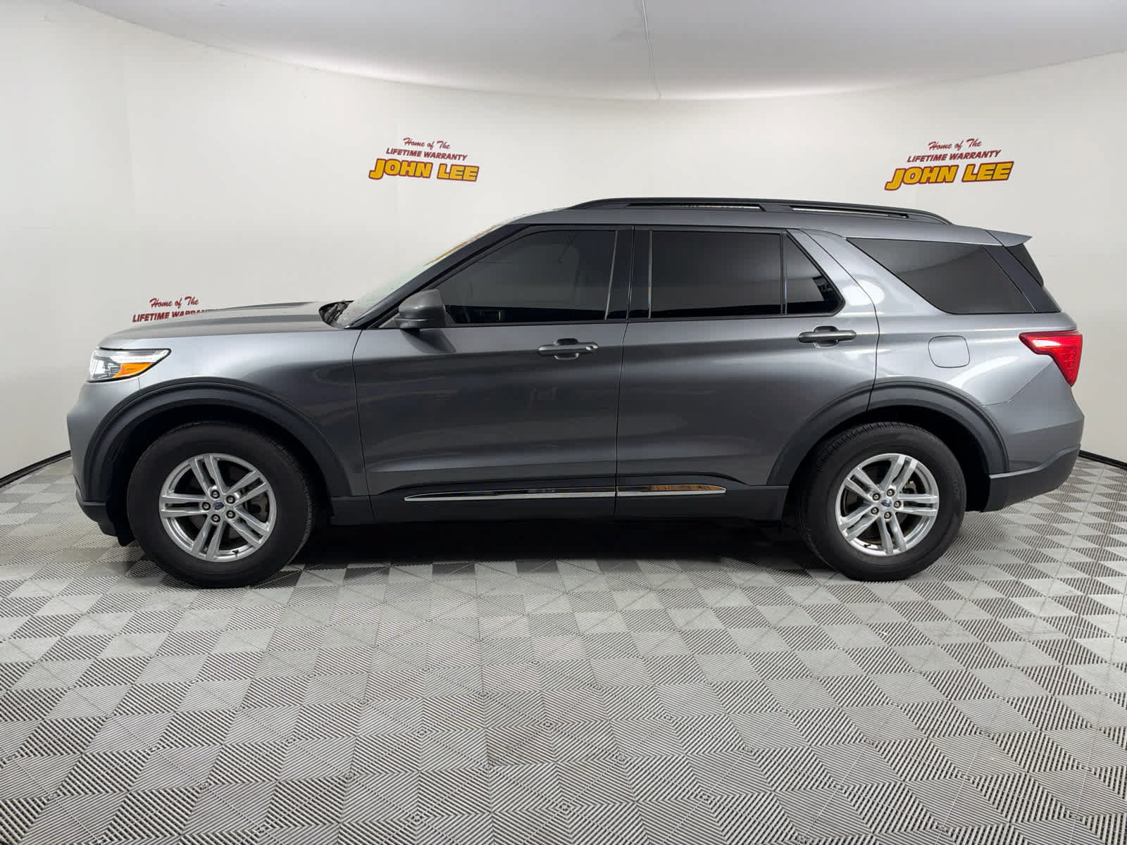 Used 2024 Ford Explorer XLT RWD image 2