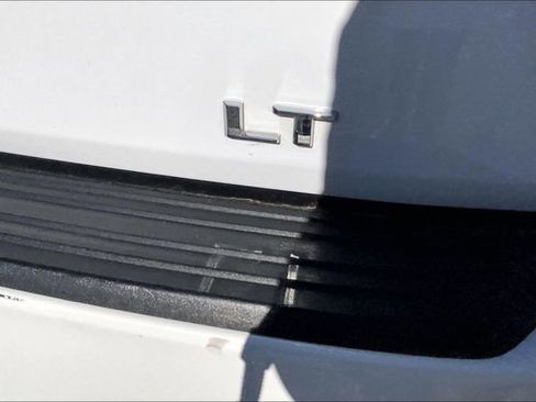 Used 2024 Chevrolet Suburban LT image 23