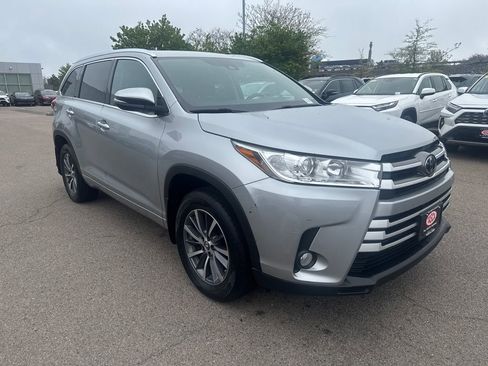 Used 2017 Toyota Highlander XLE AWD/4WD image 11