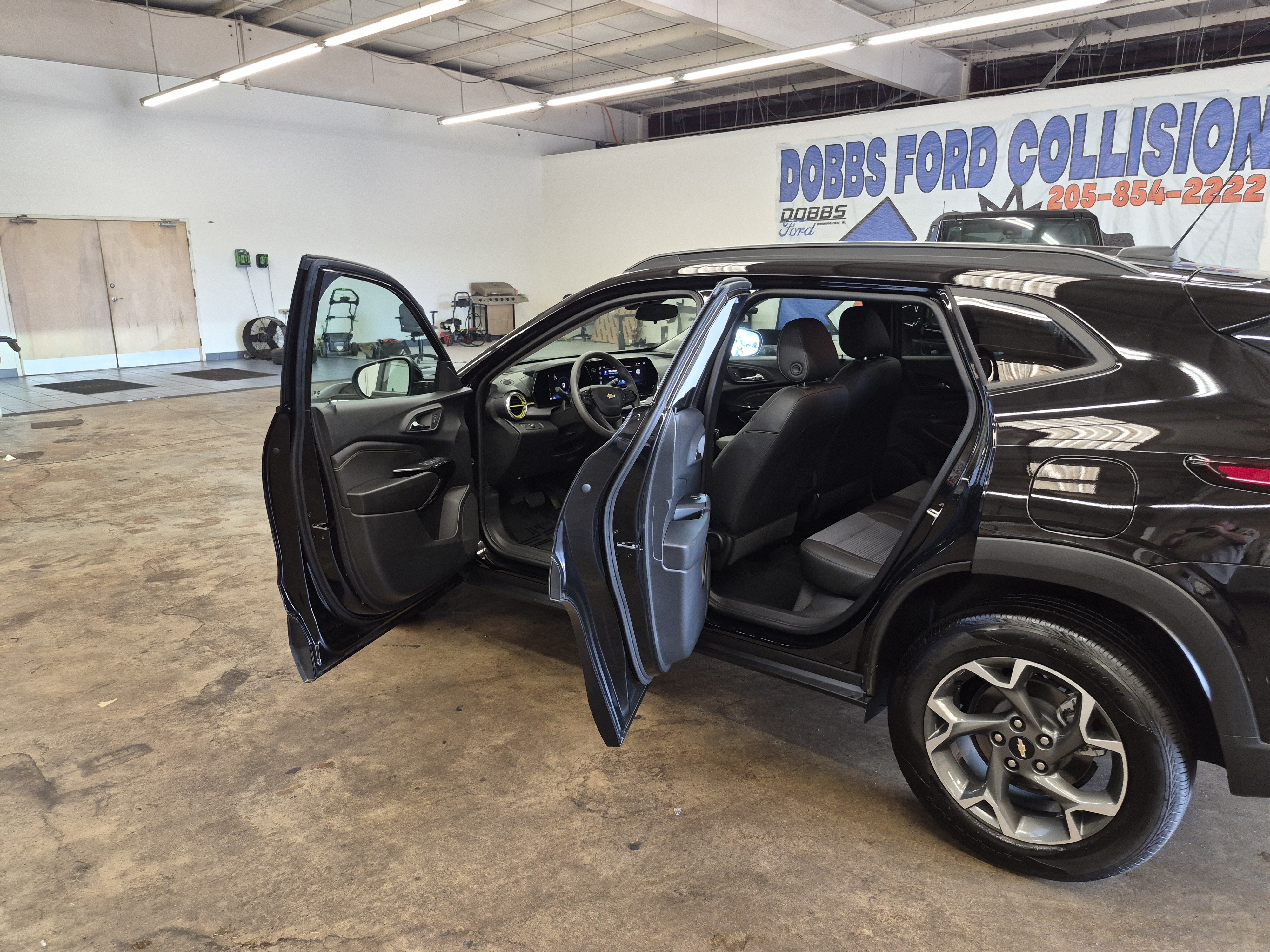 Used 2025 Chevrolet Trax LT FWD image 11