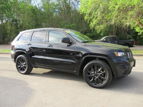 Used 2022 Jeep Grand Cherokee Laredo X image 2