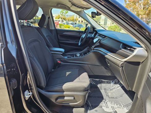 Used 2024 Jeep Grand Cherokee Laredo image 32