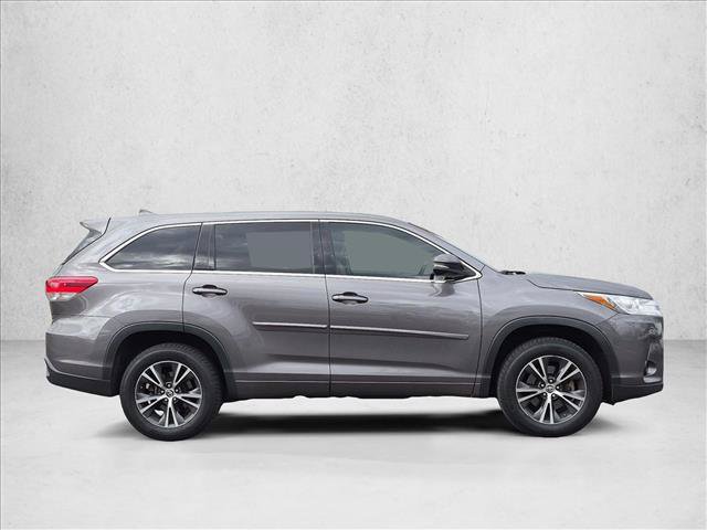 Used 2017 Toyota Highlander Plus w/ Carpet Mat Package FWD image 4