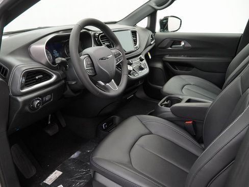 New 2026 Chrysler Pacifica Select image 16