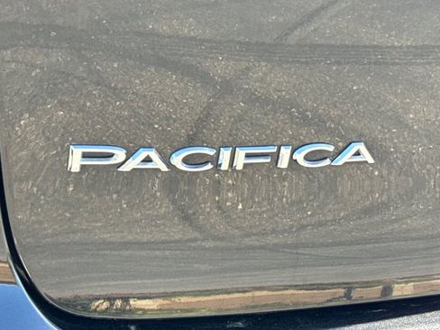 Used 2023 Chrysler Pacifica Touring-L FWD image 13