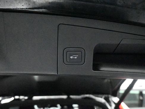 Used 2025 Cadillac XT4 Premium Luxury image 25