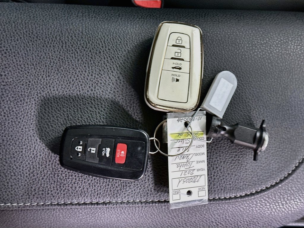 Used 2021 Toyota Camry XSE FWD image 33
