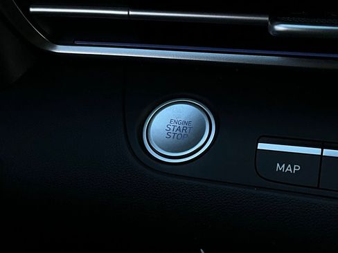 Used 2025 Hyundai Elantra Limited image 31