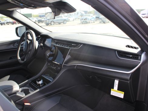 New 2025 Jeep Grand Cherokee Altitude image 16