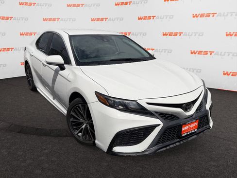 Used 2021 Toyota Camry SE w/ Convenience Package FWD image 11
