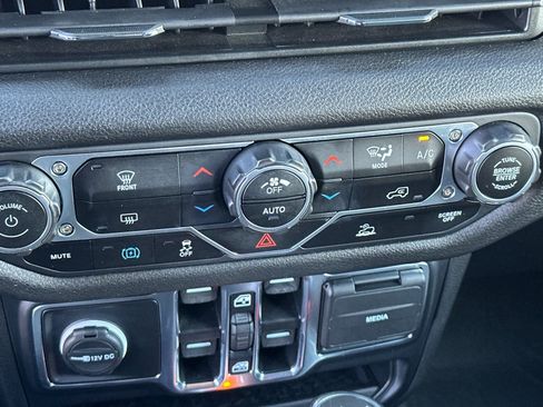 Used 2024 Jeep Wrangler Unlimited image 24