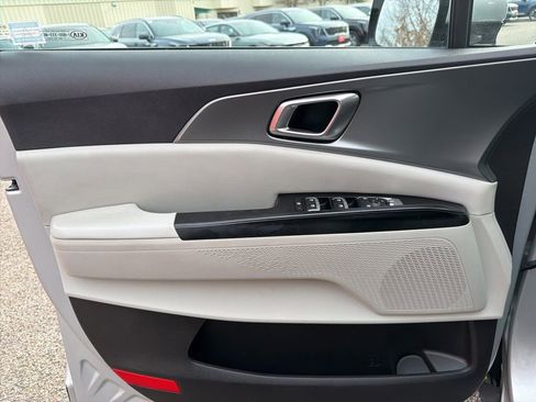 Used 2022 Kia Carnival LX image 13