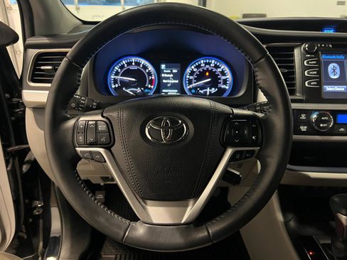 Used 2019 Toyota Highlander XLE AWD/4WD image 11