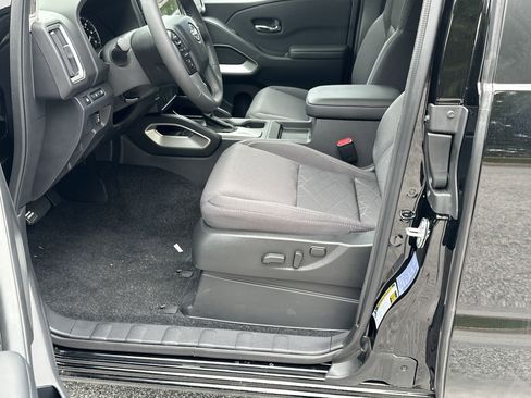 New 2025 Nissan Frontier SV w/ SV Convenience Package image 9