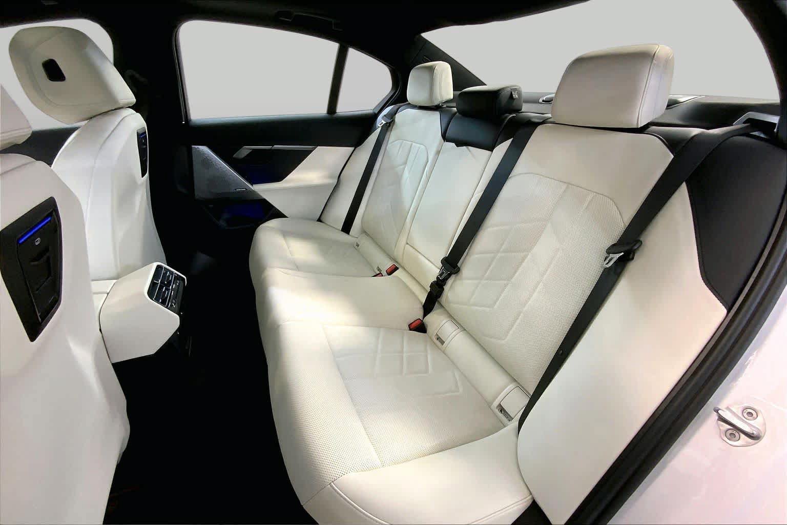 Used 2025 BMW i5 xDrive40 w/ Premium Package AWD/4WD image 20