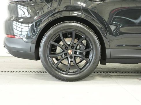 Certified 2025 Porsche Cayenne AWD/4WD image 40