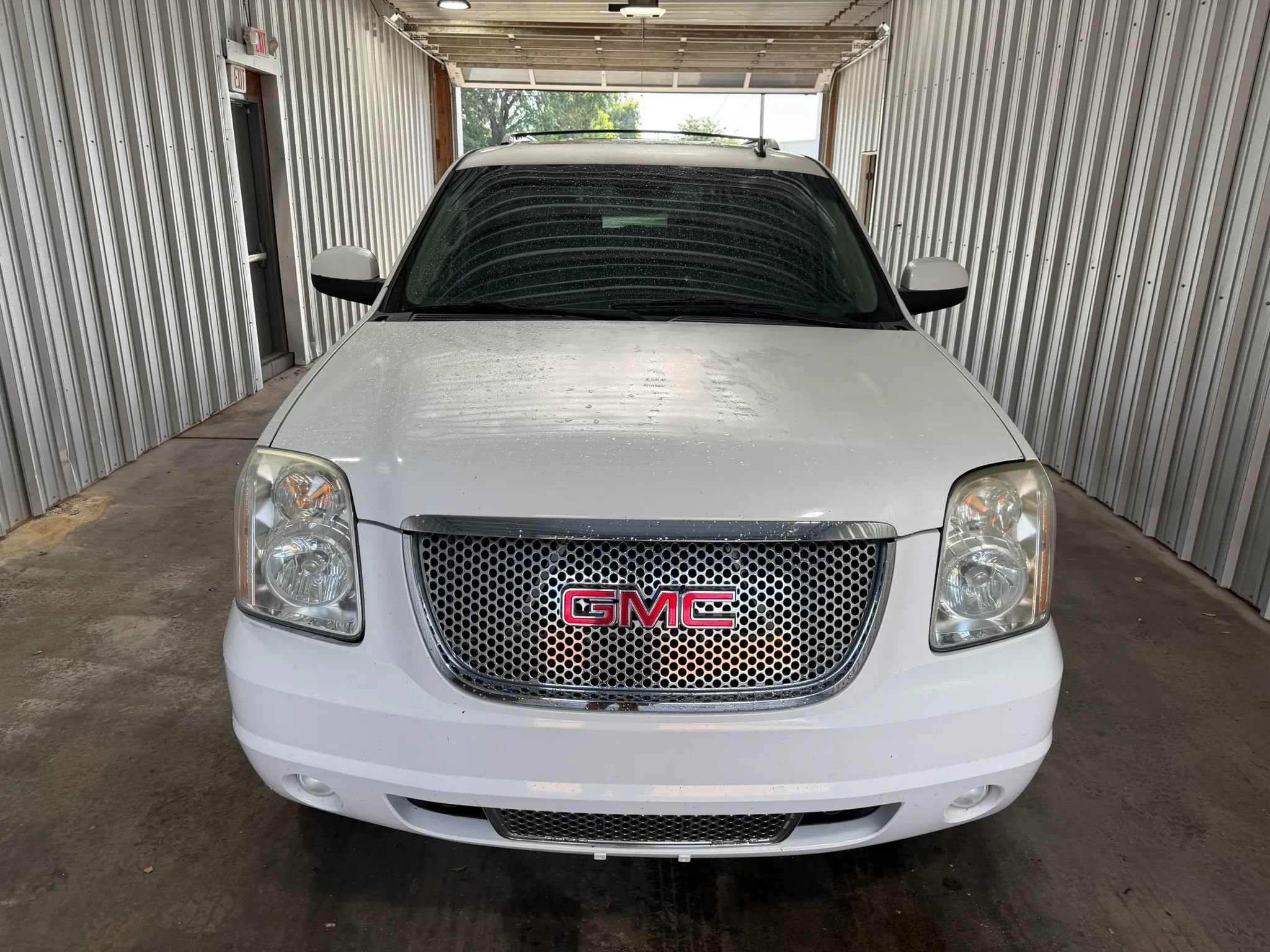 Used 2014 GMC Yukon Denali AWD/4WD image 3