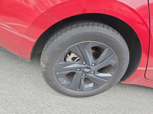 Certified 2022 Hyundai Elantra SEL w/ Preferred Accessory Package FWD image 3
