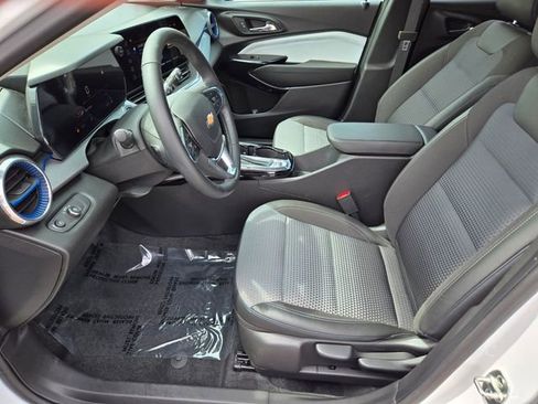 Used 2024 Chevrolet Trax LT w/ Driver Confidence Package FWD image 13
