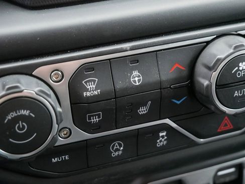 Used 2020 Jeep Wrangler Unlimited Sahara w/ Uconnect 4C Nav & Sound Group AWD/4WD image 27
