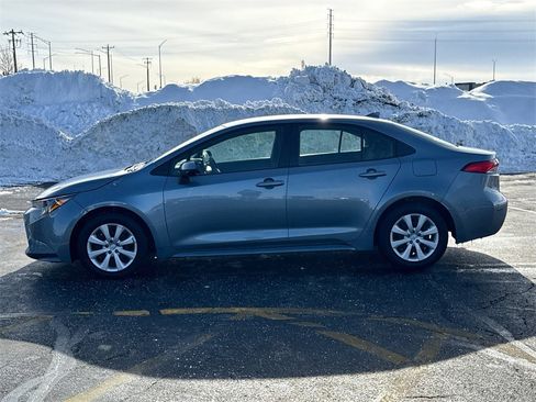 Used 2022 Toyota Corolla LE image 6