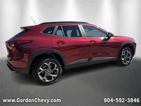 Used 2025 Chevrolet Trax LT w/ LT Convenience Package image 6