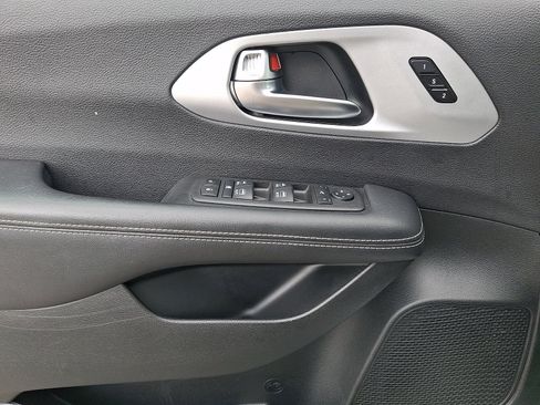 Used 2025 Chrysler Pacifica Limited FWD image 13