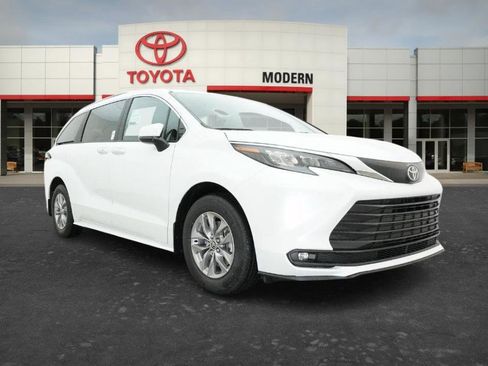New 2026 Toyota Sienna XLE FWD image 7