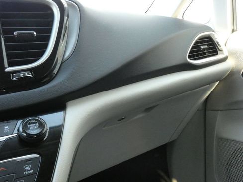 Used 2023 Chrysler Pacifica Touring-L FWD image 34