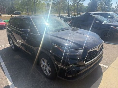 Used 2021 Toyota Highlander LE image 5