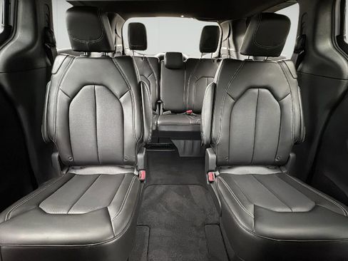Used 2025 Chrysler Pacifica Select image 4