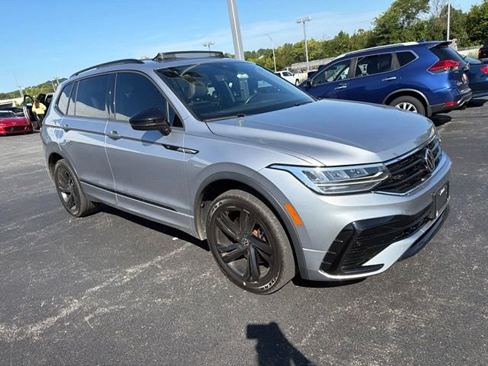 Used 2023 Volkswagen Tiguan SE R-Line FWD image 4
