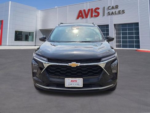 Used 2025 Chevrolet Trax LT w/ LT Convenience Package FWD image 2