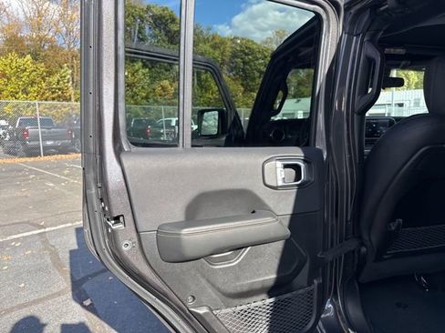 Used 2024 Jeep Wrangler Sahara image 33