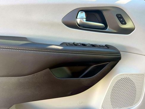 Used 2023 Chrysler Pacifica Touring-L image 16