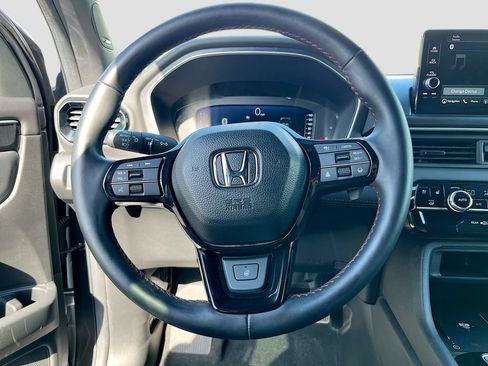 Used 2025 Honda Pilot Black Edition image 11