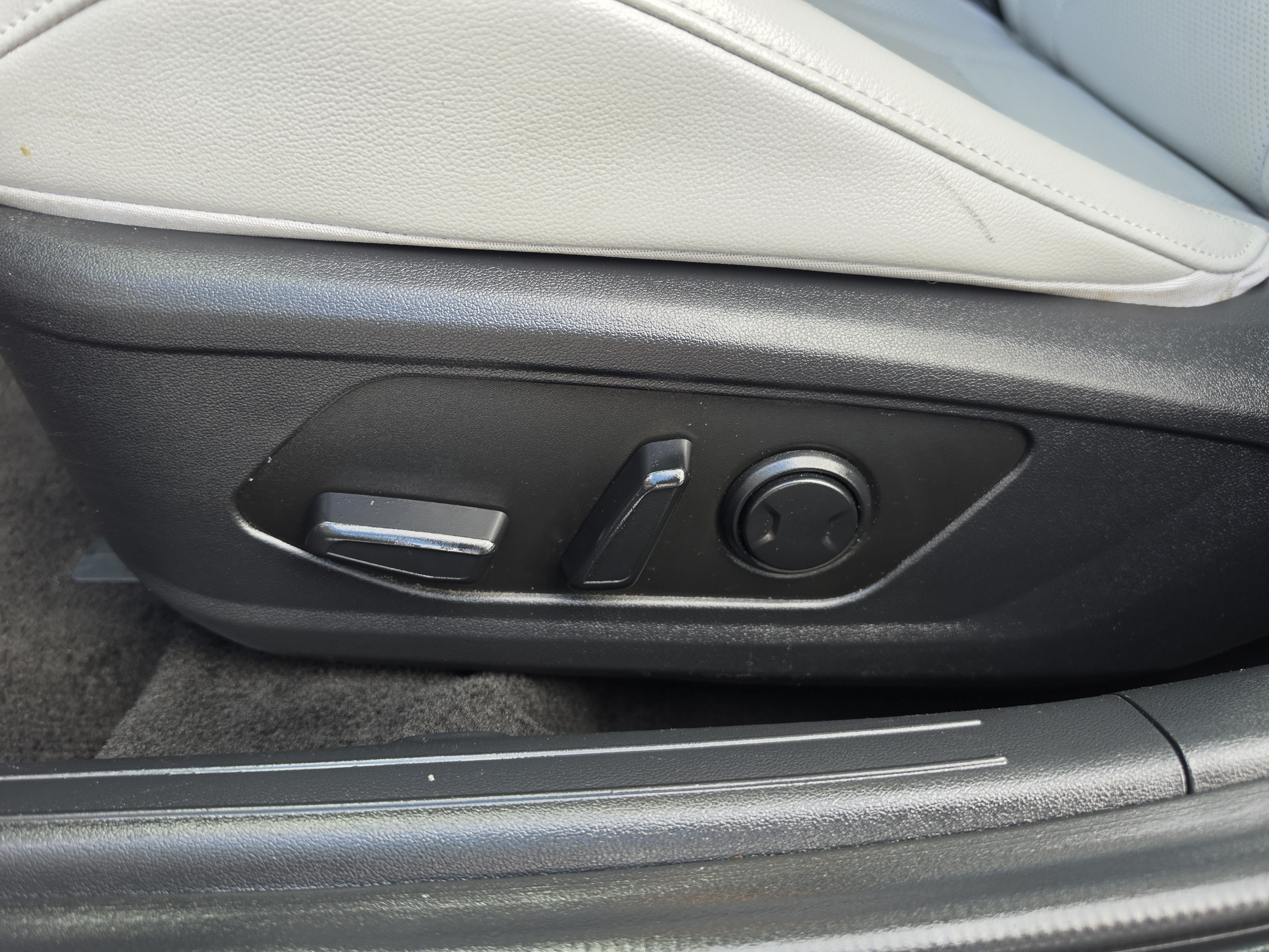 Used 2025 Hyundai Elantra Limited FWD image 22
