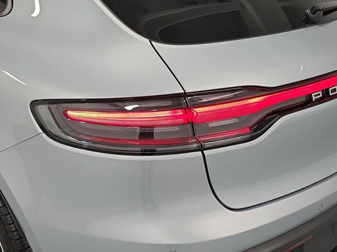 Certified 2025 Porsche Macan AWD/4WD image 30