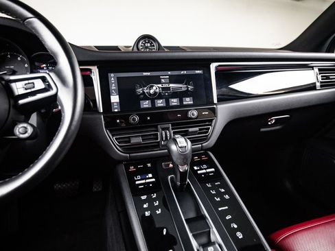 Certified 2023 Porsche Macan AWD/4WD image 19